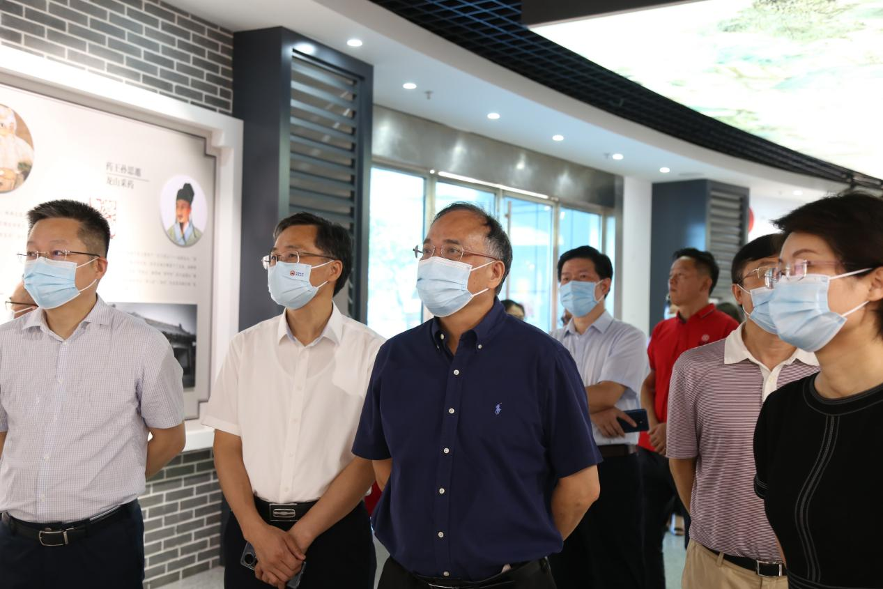 湖南省政協(xié)副主席張灼華一行赴九芝堂開展“穩(wěn)經(jīng)濟、惠民生、保安全”調(diào)研